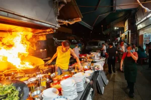 Kuliner jalanan di Hong Kong, salah satu destinasi wisata pilihan. (foto: Dok Hong Kong Tourism Board)