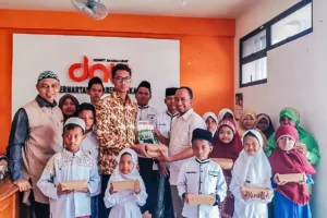 Tebar Kebahagiaan, Alumni Stikosa AWS Bagikan Makan Siang Gratis untuk Anak Yatim Jawa Timur IKA Stikosa AWS saat membagikan nasi kotak untuk makan siang anak-anak yatim piatu di Panti Asuhan Istiqomah, Sidoarjo
