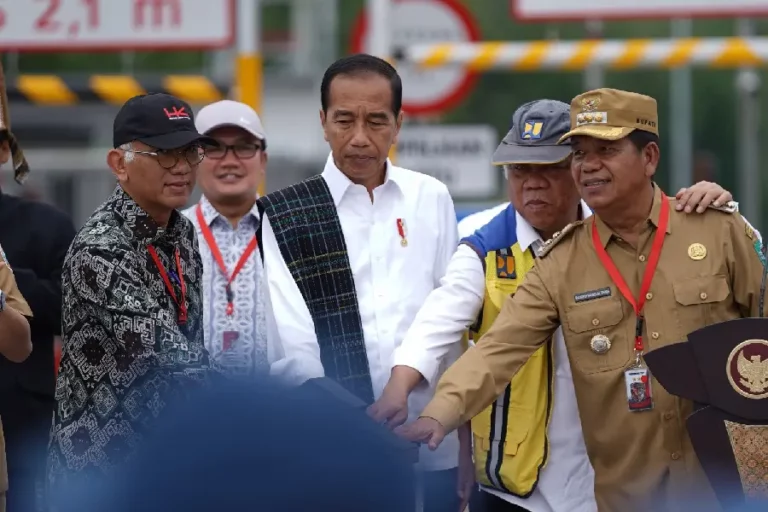 Presiden Jokowi Resmikan Dua Jalan Tol di Sumatra Utara, Dukung Ekonomi dan Wisata Presiden Jokowi meresmikan dua bagian ruas jalan tol garapan Hutama Karya Group