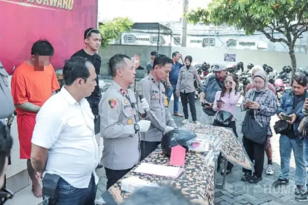 Kapolsek Lowokwaru Kompol Anton Widodo saat memberikan penjelasan di depan awak media dalam konferensi pers (foto: Dok Humas Polri)