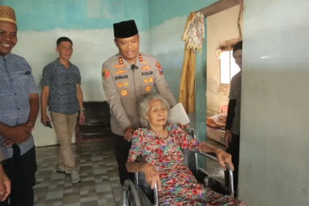 Kapolres Mojokerto Serahkan Kursi Roda untuk Mbah Sonten di Ngoro Kapolres Mojokerto AKBP Ihram Kustarto saat menyerahkan kursi roda pada Mbah Sonten di Desa Sukoanyar, Kecamatan Ngoro