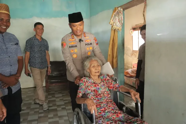 Kapolres Mojokerto Serahkan Kursi Roda untuk Mbah Sonten di Ngoro Kapolres Mojokerto AKBP Ihram Kustarto saat menyerahkan kursi roda pada Mbah Sonten di Desa Sukoanyar, Kecamatan Ngoro
