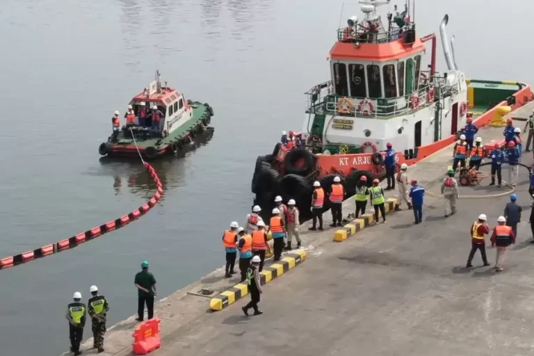 Komitmen Zero Fatality, PTP Nonpetikemas Gelar Latihan Pengendalian Tumpahan Minyak di Perairan Wet Drill Exercise di PTP Cabang Tanjung Priok