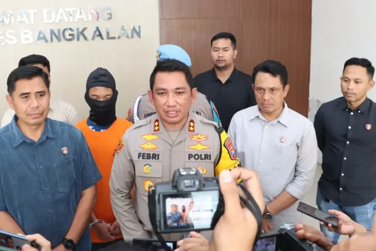 Kapolres Bangkalan AKBP Febri Isman Jaya saat menjelaskan kronologi penganiayaan