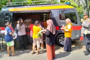 Polresta Banyuwangi Sosialisasikan Kamtibmas Jelang Pilkada Lewat Program Mobil Sayur Program Mobil Sayur di Banyuwangi