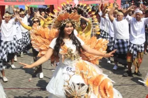 Warga Desa Terusan Meriahkan Karnaval HUT RI dengan Kostum Daur Ulang Barang Bekas Karnaval Hari Kemerdekaan RI dengan kostum berbahan barang bekas di Desa Terusan, Kecamatan Gedeg, Kabupaten Mojokerto