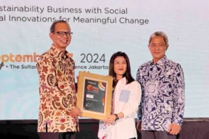 Eliza Susanto, Corporate Communication Head PT Nojorono Tobacco International, saat menerima CSR Award 2024dari Muhammad Ihsan, CEO & Chief Editor Warta Ekonomi