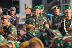 Pangdam V/Brawijaya Mayjen TNI Rudy Saladin, saat menyambut langsung kedatangan Satgas Pamtas Yonarhanud 8/MBC