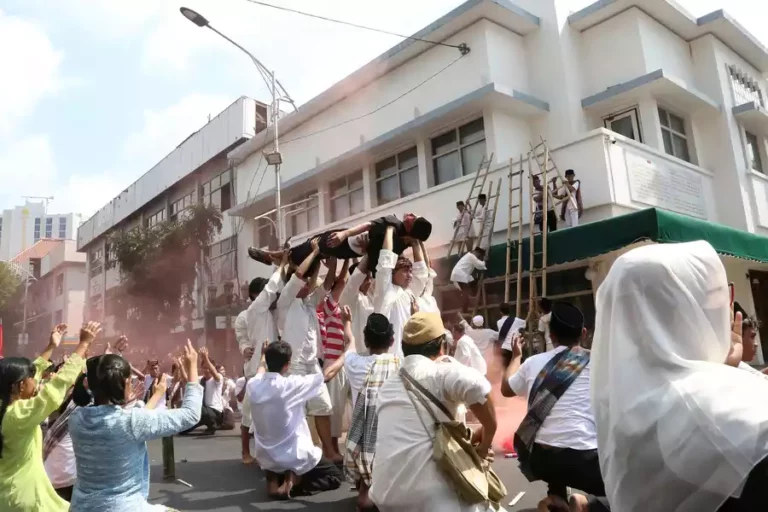 Teatrikal Perobekan Bendera di Hotel Majapahit, Surabaya