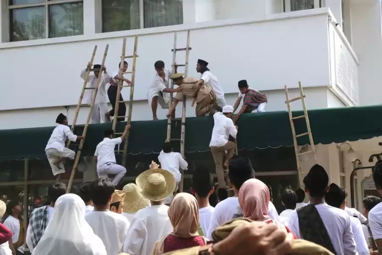 Teatrikal Perobekan Bendera di Hotel Majapahit, Surabaya