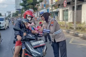 Salah satu Srikandi Polwan menyapa warga di HUT Polwan ke 76 (foto: Dok Humas Polri)