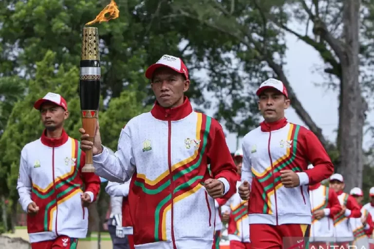 PON XXI 2024 Digelar di Dua Tempat, Ini Cabor yang Akan Dipertandingkan Tim pembawa obor api PON XXI di Kota Sabang, Aceh (foto: ponxxi.acehprov.go.id)
