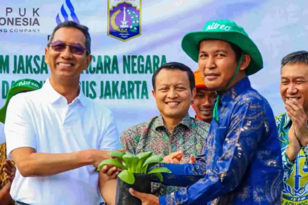 Pj Gubernur DKI Jakarta Heru Budi Hartono bersama Plt. Kepala Kejaksaan Tinggi DKI Jakarta Danang Suryo Wibowo dan beberapa pejabat lainnya membagikan pupuk dan berbagai bibit tanaman pangan