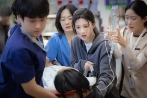 Penampilan Go Youn Jung di serial Resident Playbook (foto: Dok tvN)