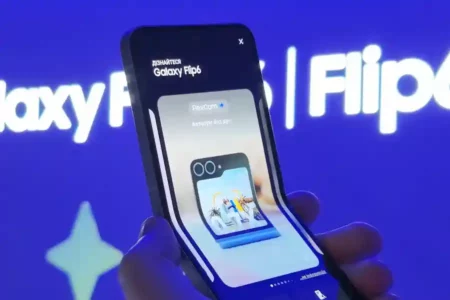 Samsung Dominasi Merek Smartphone Lipat Favorit Milenial, Desain Jadi Faktor Utama Ilustrasi ponsel Samsung Flip (foto: Evgeny Opanasenko, unsplash)