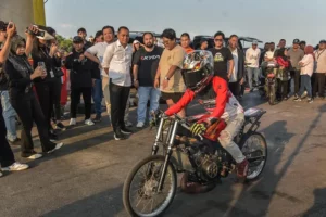 Wali Kota Eri Cahyadi saat melihat latihan drag motor bareng di Sirkuit Gelora Bung Tomo (GBT) Surabaya