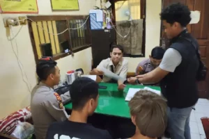 Polres Situbondo Amankan Dua Pengedar Okerbaya, Sita 100 Butir Pil Trex Satresnarkoba Polres Situbondo Polda Jatim mengamankan 2 orang pemuda yang diduga menjual atau mengedarkan obat keras berbahaya