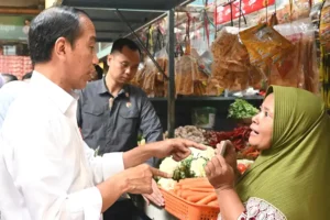 Presiden Jokowi berdialog dengan pedagang Pasar Soponyono di Kota Surabaya (foto: Dok BPMI Setpres)