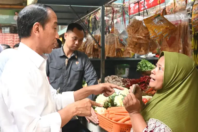 Presiden Jokowi berdialog dengan pedagang Pasar Soponyono di Kota Surabaya (foto: Dok BPMI Setpres)