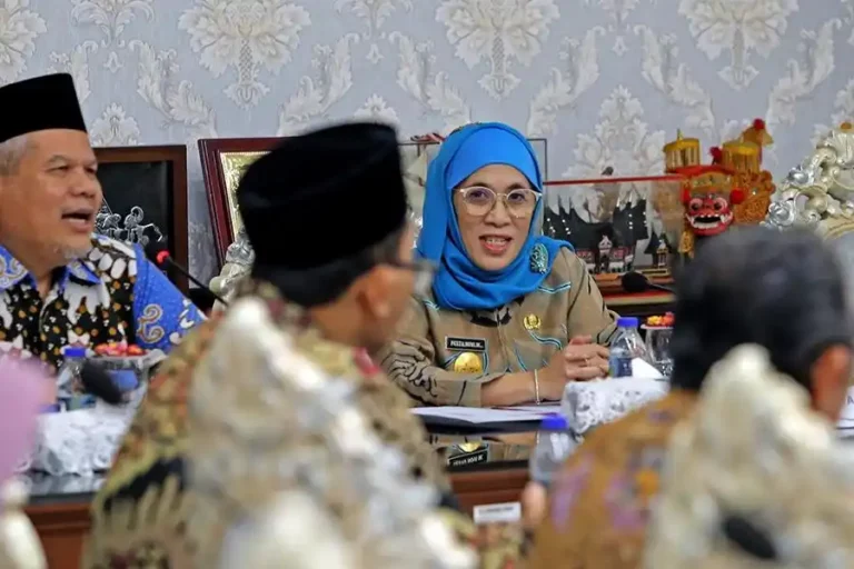 PJs Wali Kota Surabaya Restu Novi Widiani saat menyambut kunjungan Tim Juri Syariah Award 2024 di ruang Sidang Wali Kota