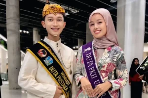 Rafael Azkal Vellano, mahasiswa FKH Universitas Airlangga, bersama Duta FKH Unair