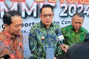 Bank Jatim Trade Connect Summit 2024: Pj. Gubernur Adhy Yakin UMKM Jatim Tembus Pasar Internasional Pj Gubernur Jawa Timur Adhy Karyono bersama Direktur Keuangan, Treasury, dan Global Services Bank Jatim dan Sesditjen Pengembangan Ekspor Nasional Kemendag RI