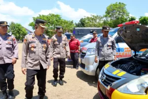 Tim Logistik Polda Jatim Periksa Kendaraan Dinas Polresta Banyuwangi untuk Kesiapan Pilkada 2024 Tim Logistik Polda Jatim saat melakukan pengecekan kendaraan dinas untuk menjaga keamanan dan ketertiban selama proses Pilkada 2024