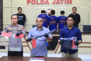Petugas menunjukkan senjata yang digunakan komplotan begal asal Pasuruan