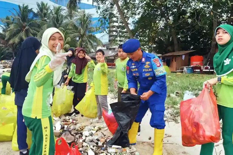 Aksi bersih pantai Ditpolairud Polda Kaltim bersama siswa MI Asy-Syahadah