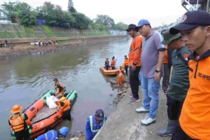 4.500 Personel Gabungan Bersama Masyarakat Bersihkan Kali Ciliwung Kegiatan karya bakti Ciliwung Bening dalam rangka HUT ke-79 TNI di Inlet Sodetan Kanal Banjir Timur (KBT) Kali Ciliwung