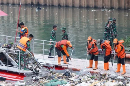 HUT ke-79, TNI Gelar Aksi Karya Bakti Bersih-bersih Ciliwung Bening