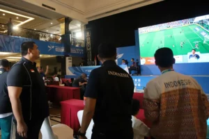 Menpora Dito Ariotedjo saat mengunjungi venue cabor E-Sports PEPARNAS XVII di D’ Wangsa Hotel Solo (foto: Dok PB PEPARNAS XVII)