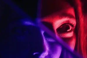 It’s What’s Inside (2024), Film Horor Komedi yang Berkisah Tentang Eksperimen Pertukaran Tubuh It's What's Inside (2024)