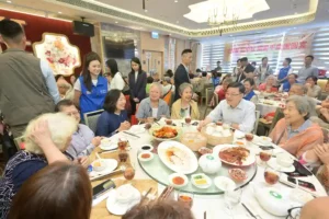 John Lee, Kepala Eksekutif Daerah Administratif Khusus Hong Kong (kedua dari kanan) mendengarkan pandangan penduduk setempat sebelum merumuskan Pidato Kebijakannya.