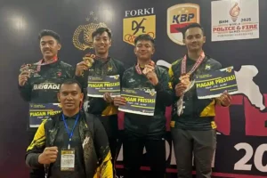 Kapolda Jatim Beri Penghargaan pada 3 Anggota Polres Pasuruan Kota Berprestasi di Kapolri Cup 2024