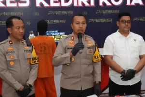 Polres Kediri Kota Tangkap Tersangka Penganiayaan di Balowerti Kapolres Kediri Kota AKBP Bramastyo Priaji saat memberikan penjelasan dalam konferensi pers di Mako Polres Kediri Kota