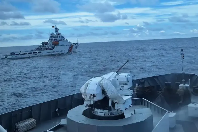 KN Pulau Dana-323 saat mengusir Kapal China Coast Guard-5402 (CCG - 5402) yang memasuki wilayah Yurisdiksi Indonesia di Laut Natuna Utara