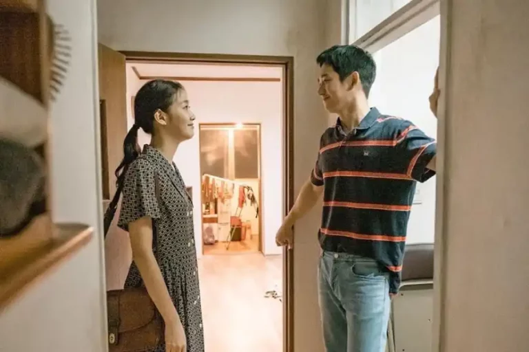 Kim Go-eun dan Jung Hae-in dalam Tune in for Love (2019)