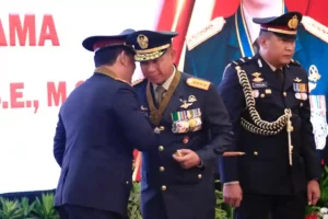 Kapolri Jenderal Pol. Listyo Sigit Prabowo saat menyerahkan Bintang Bhayangkara Utama pada Panglima Jenderal TNI Agus Subiyanto