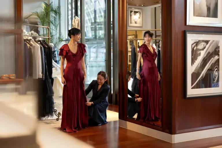 The Shoppes di Marina Bay Sands Perkenalkan Pengalaman Belanja Pribadi yang Eksklusif Layanan Personal Shopping The Shoppes menyiapkan berbagai pilihan produk dalam gaya dan ukuran tertentu di berbagai butik