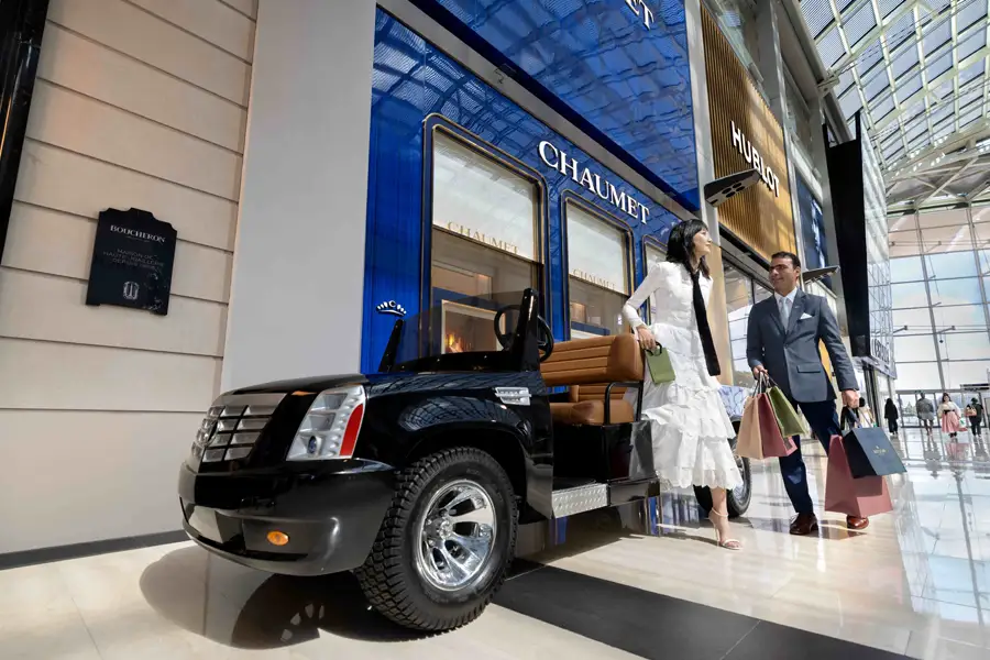 Layanan Personal Shopping dari The Shoppes mencakup perjalanan menggunakan mobil buggy pribadi yang dikemudikan oleh tim Retail Concierge.