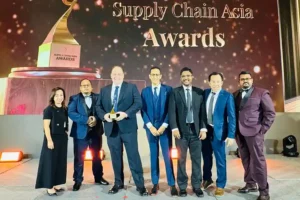 Joe Schofield, Chief Operations Officer PTP, saat menerima penghargaan di event Supply Chain Asia