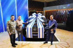 BCA Umumkan Pemenang Gebyar Badan Usaha 2024, Hadiah Mewah Mulai Mobil hingga Logam Mulia Presiden Direktur BCA Jahja Setiaatmadja (kanan), Direktur BCA John Kosasih (kiri), dan Direktur BCA Santoso (tengah) saat berfoto bersama di salah satu hadiah Gebyar Badan Usaha BCA