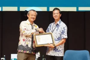 Wakil Presiden Direktur BCA Sampaikan Pentingnya Inovasi di Depan 1000 Mahasiswa UNPAR Wakil Presiden Direktur BCA Armand W. Hartono (kanan) menerima sertifikat apresiasi dari Rektor Universitas Katolik Parahyangan (UNPAR) Tri Basuki Joewono (kiri)