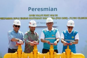 Pemutaran katup yang menandai dibukanya aliran suplai gas PHE OSES ke PLTGU Cilegon