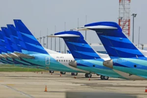 Sejumlah pesawat Garuda Indonesia sedang parkir di bandara udara (foto: Ekky Wicaksono, pexels)
