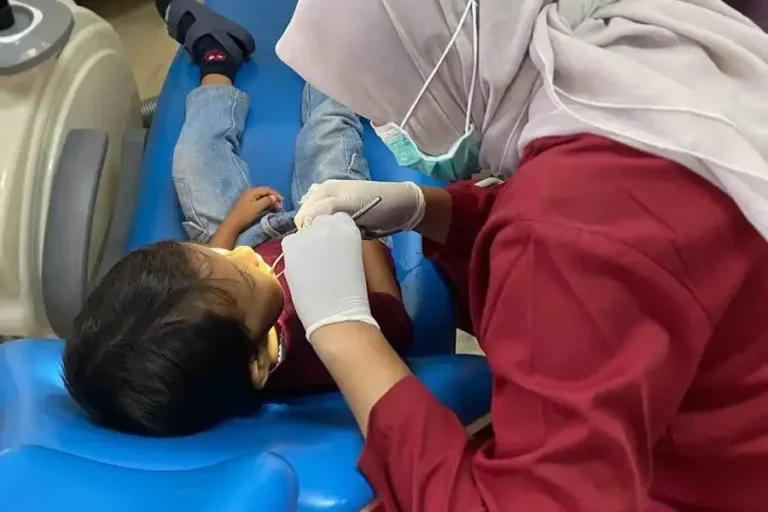 FKG UNAIR Gelar Perawatan Gigi Gratis dalam Peringatan BKGN 2024 Ilustrasi perawatan gigi pada anak