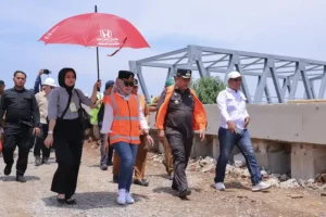 Pj Bupati Bekasi Dedy Supriyadi saat meninjau proyek pembangunan Jembatan Kuning atau Jembatan Citarum di Desa Pantai Bakti, Kecamatan Muaragembong (foto: Dok Diskominfosantik)