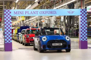 MINI Plant Oxford saat menandai produksi MINI Cooper Convertible