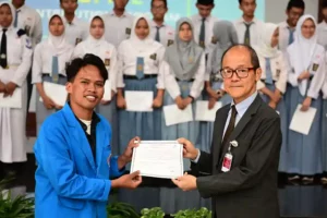 Badak LNG bersama Yayasan OGFICE memberikan beasiswa kepada generasi muda Bontang